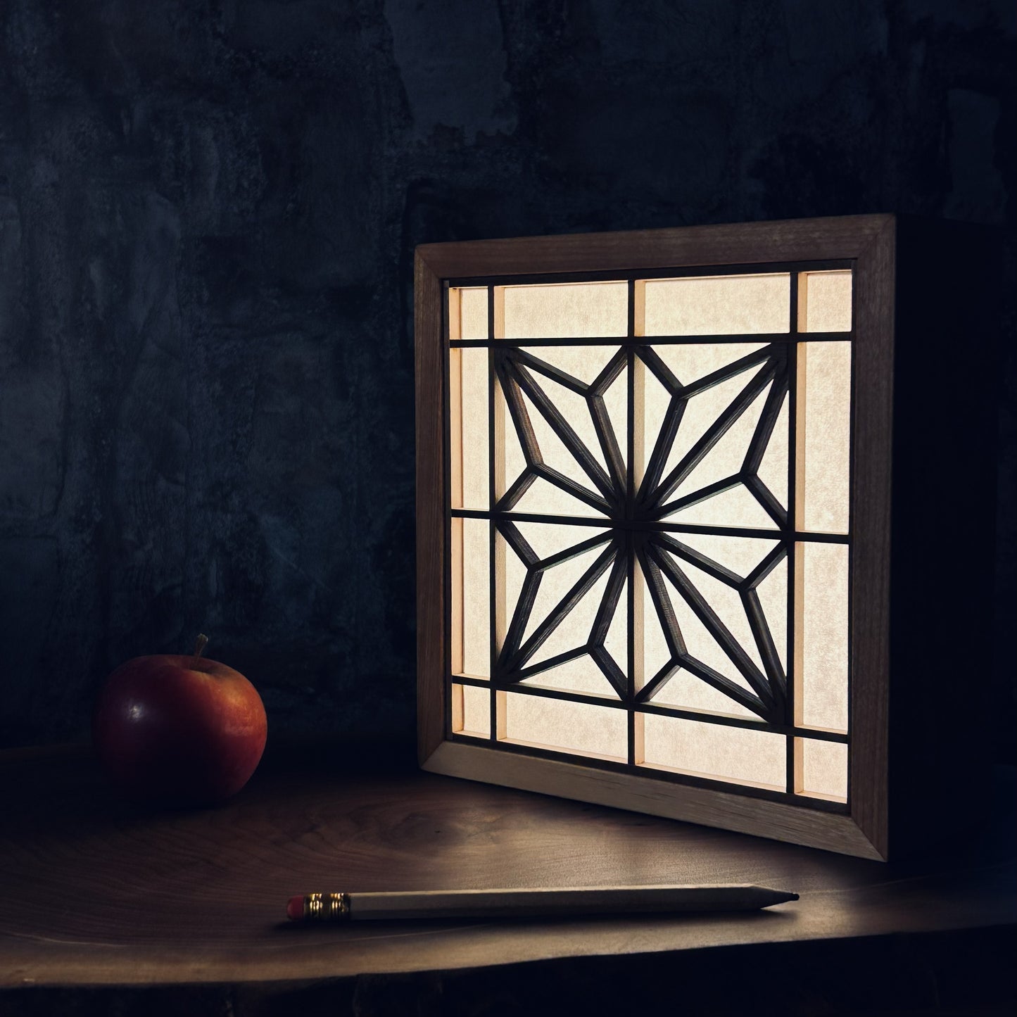 Détail des motifs Kumiko traditionnels japonais sur lampe d'ambiance en bois