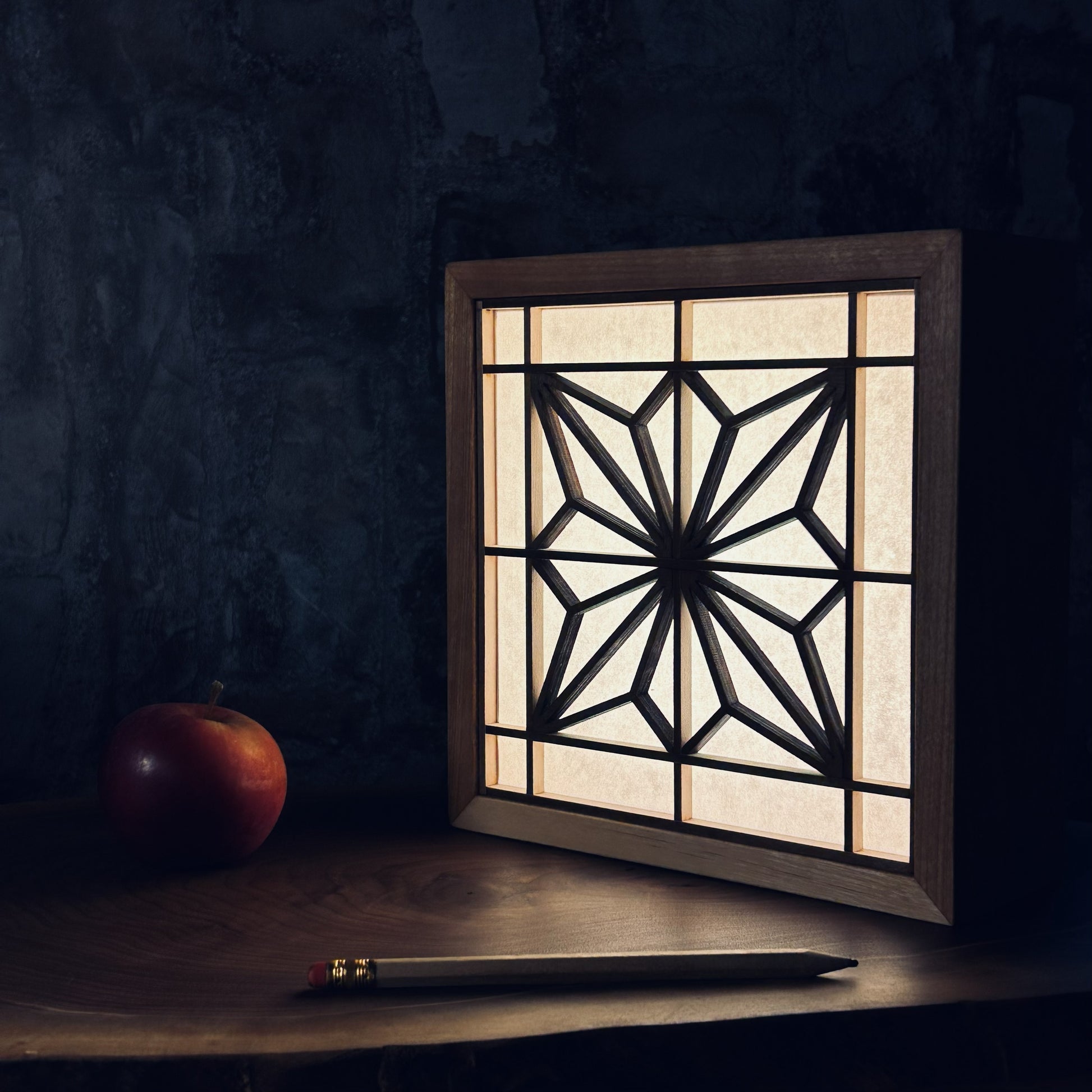 Détail des motifs Kumiko traditionnels japonais sur lampe d'ambiance en bois