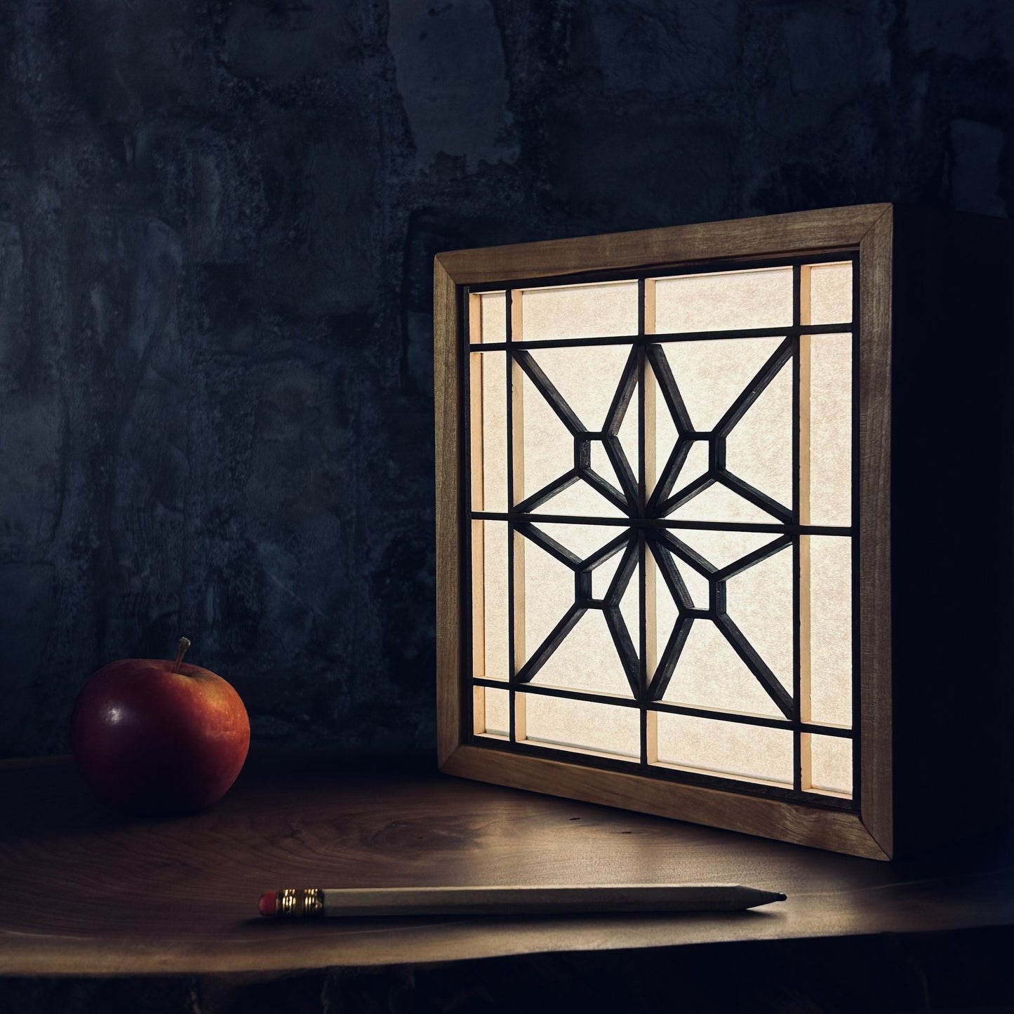 Détail des motifs Kumiko traditionnels japonais sur lampe d'ambiance en bois