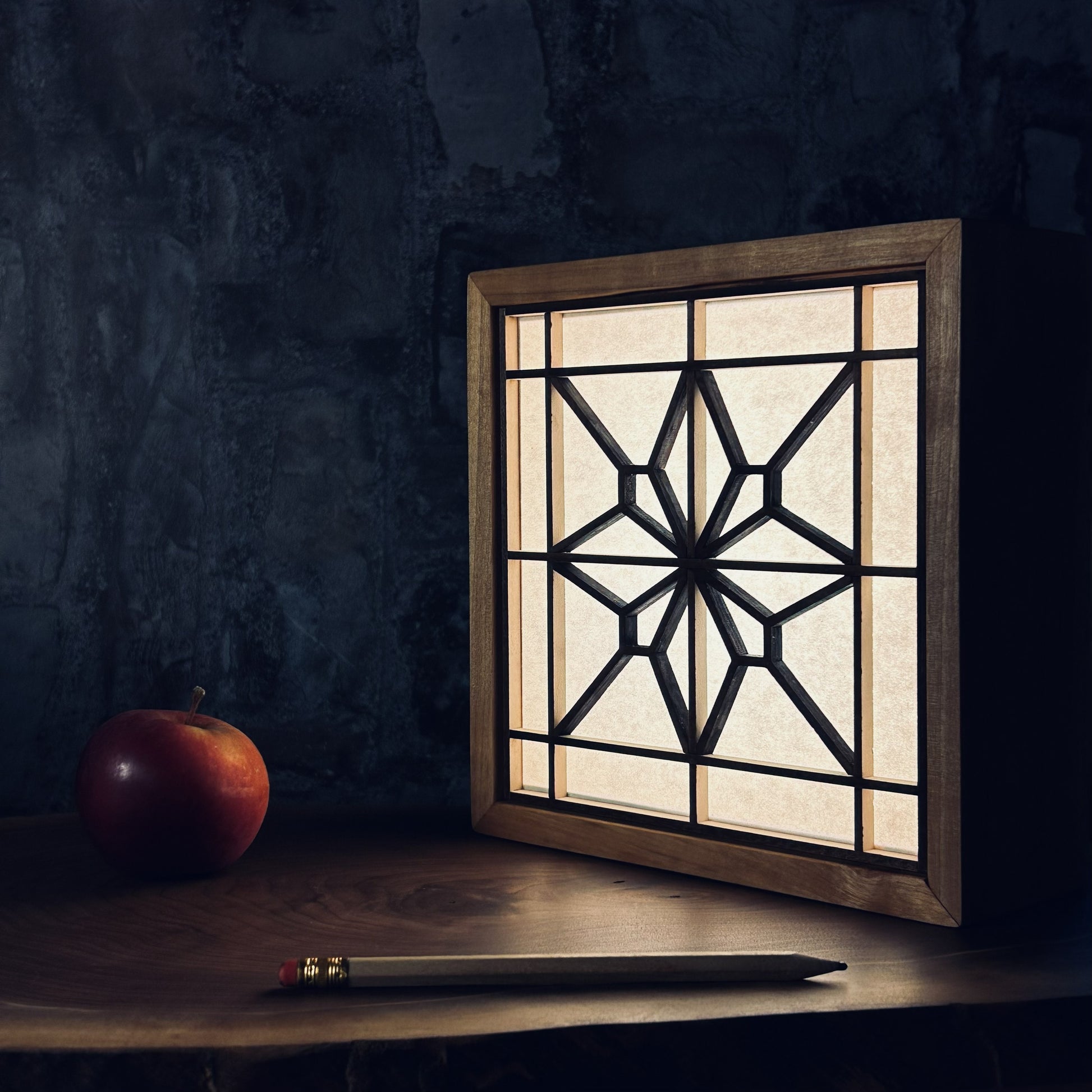 Détail des motifs Kumiko traditionnels japonais sur lampe d'ambiance en bois