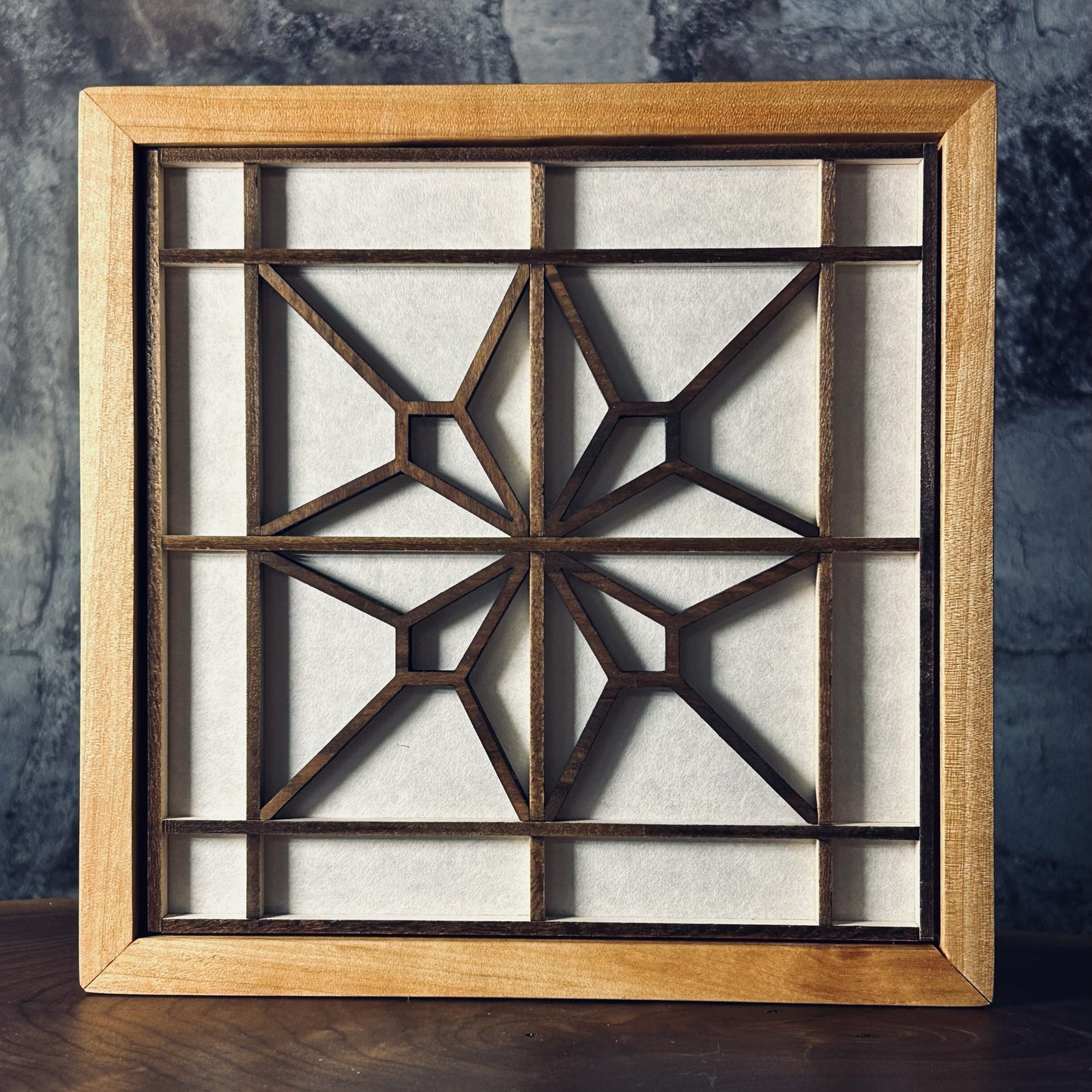 Lampe d'ambiance Kumiko Medium B en bois massif avec motifs japonais sur papier washi