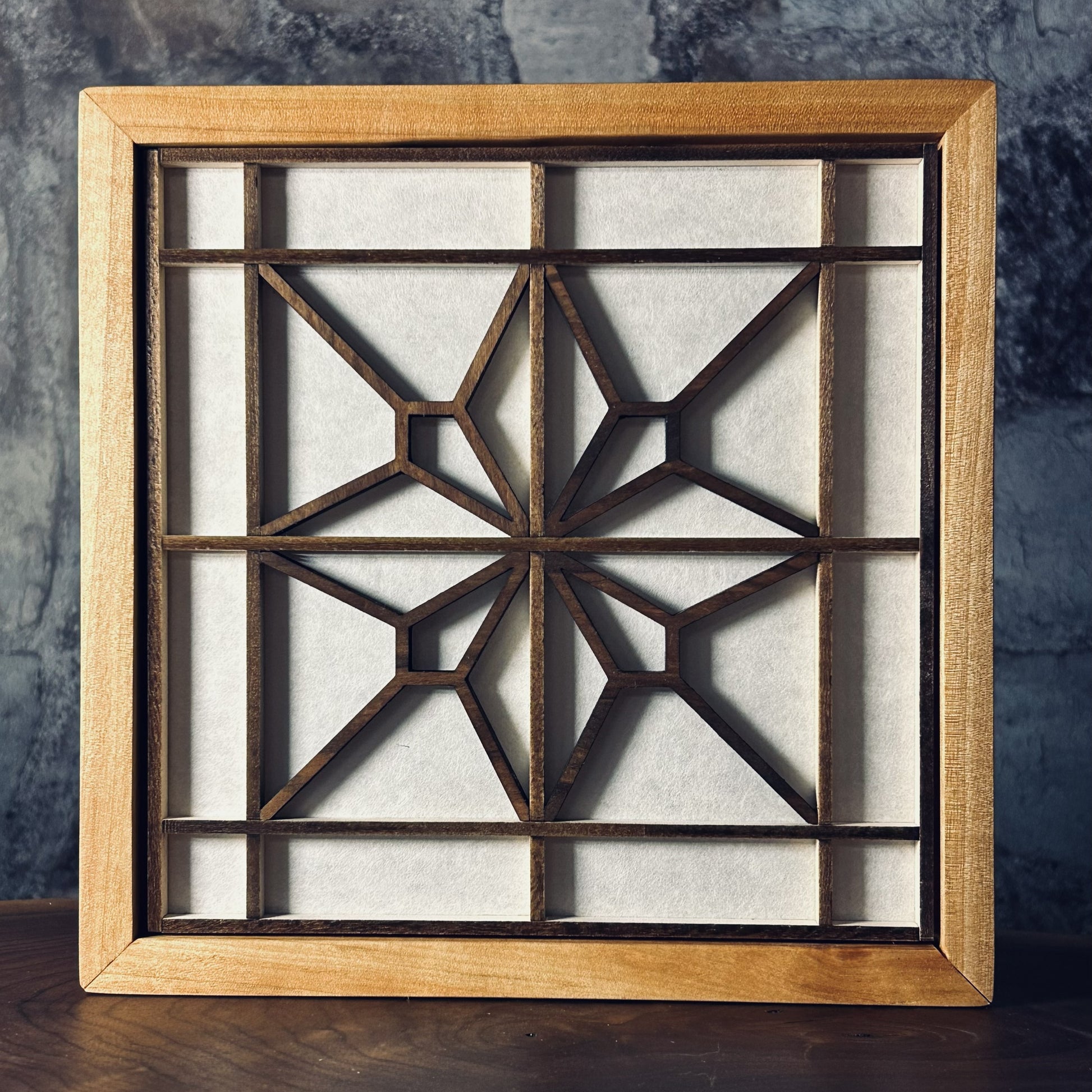 Lampe d'ambiance Kumiko Medium B en bois massif avec motifs japonais sur papier washi