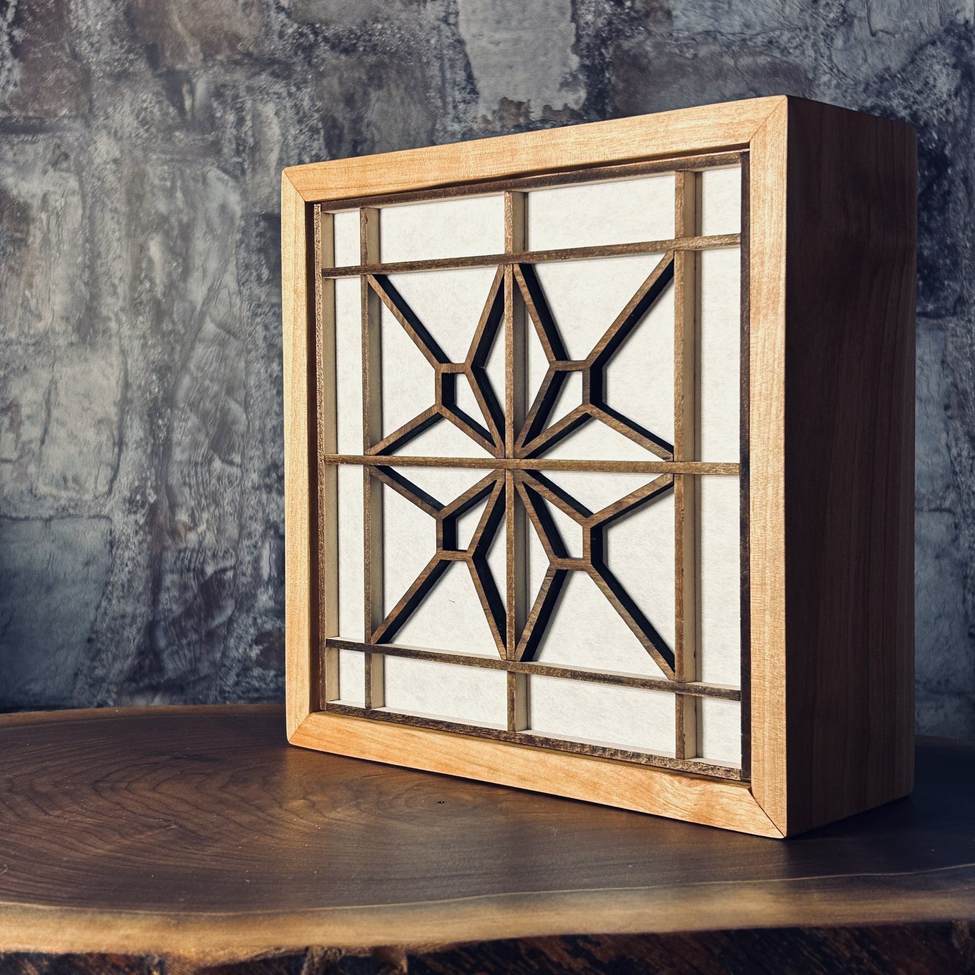 Vue rapprochée de la lampe Kumiko Medium B avec finition huile sans COV
