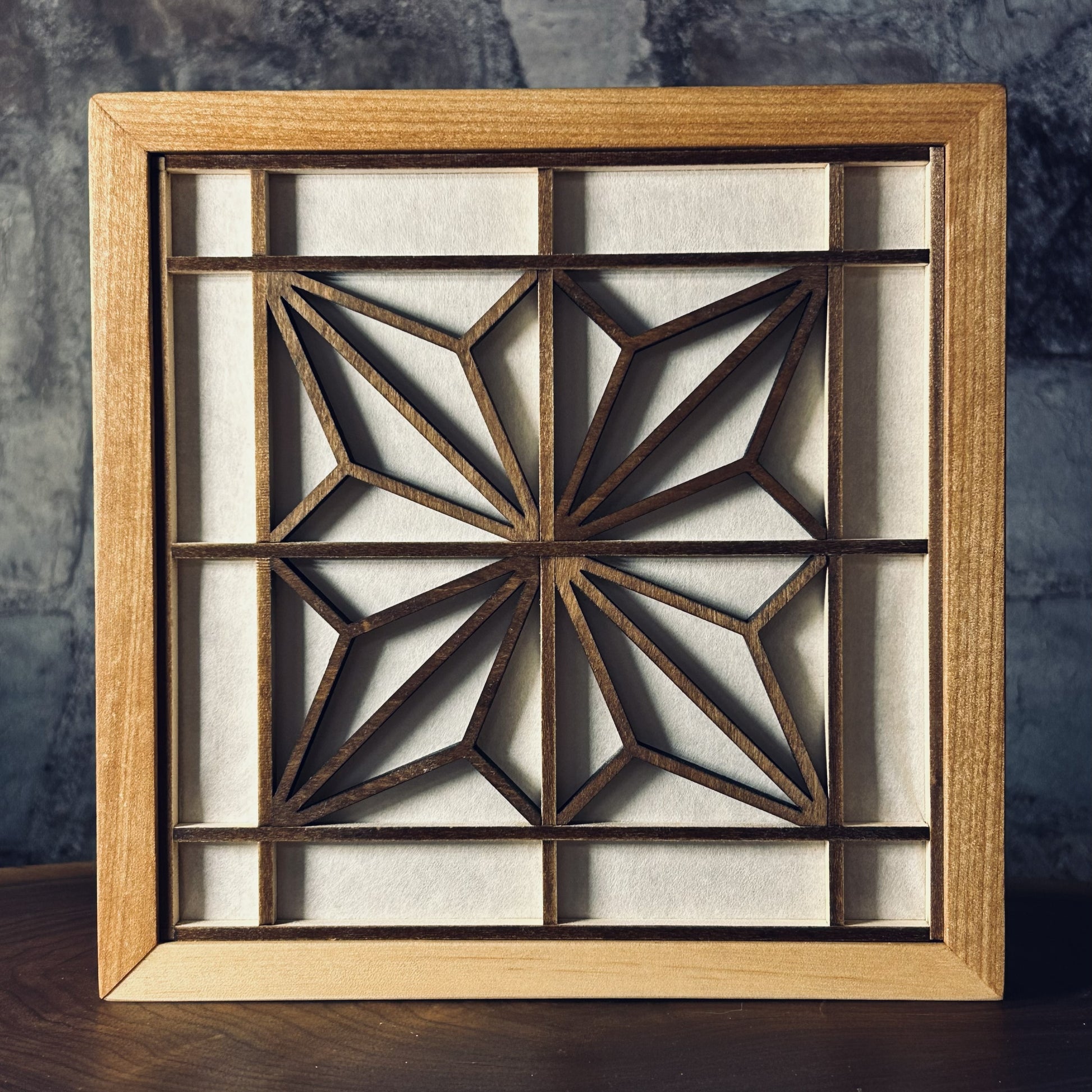 Lampe d'ambiance Kumiko Medium A en bois massif avec motifs japonais sur papier washi